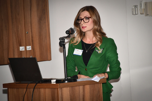 Policjanci i zaproszeni goście - uczestnicy szkolenia eksperckiego podczas warsztatów w sali wykładowej