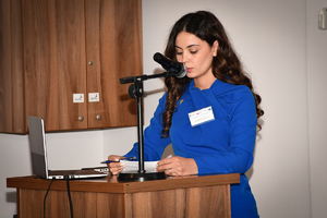 Policjanci i zaproszeni goście - uczestnicy szkolenia eksperckiego podczas warsztatów w sali wykładowej