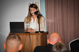 Policjanci i zaproszeni goście - uczestnicy szkolenia eksperckiego podczas warsztatów w sali wykładowej