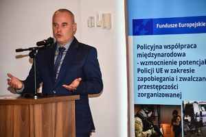 Policjanci i zaproszeni goście - uczestnicy szkolenia eksperckiego podczas warsztatów w sali wykładowej