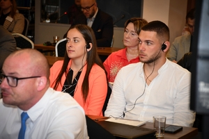 Policjanci i zaproszeni goście - uczestnicy szkolenia eksperckiego podczas warsztatów w sali wykładowej