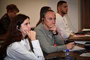 Policjanci i zaproszeni goście - uczestnicy szkolenia eksperckiego podczas warsztatów w sali wykładowej