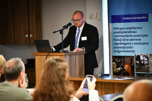 Policjanci i zaproszeni goście - uczestnicy szkolenia eksperckiego podczas warsztatów w sali wykładowej