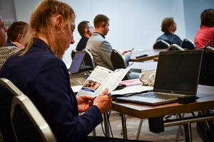 Policjanci i zaproszeni goście - uczestnicy szkolenia eksperckiego podczas warsztatów w sali wykładowej