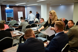Policjanci i zaproszeni goście - uczestnicy szkolenia eksperckiego podczas warsztatów w sali wykładowej