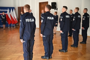 Policjanci i zaproszeni goście podczas ślubowania w auli KWP w Rzeszowie