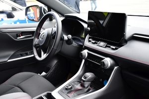 Policjanci i nowe radiowozy na placu.