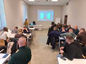 Policjanci (ubrani po cywlinemu) podczas zwiedzania Miejsca Pamięci i Muzeum Auschwitz-Birkenau