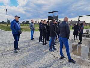 Policjanci (ubrani po cywlinemu) podczas zwiedzania Miejsca Pamięci i Muzeum Auschwitz-Birkenau