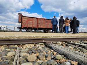 Policjanci (ubrani po cywlinemu) podczas zwiedzania Miejsca Pamięci i Muzeum Auschwitz-Birkenau