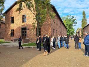 Policjanci (ubrani po cywlinemu) podczas zwiedzania Miejsca Pamięci i Muzeum Auschwitz-Birkenau