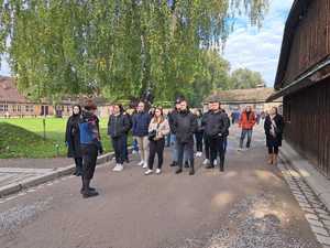 Policjanci (ubrani po cywlinemu) podczas zwiedzania Miejsca Pamięci i Muzeum Auschwitz-Birkenau