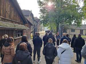 Policjanci (ubrani po cywlinemu) podczas zwiedzania Miejsca Pamięci i Muzeum Auschwitz-Birkenau
