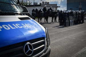 Policyjni jeźdźcy na koniach podczas przygotowań do atestacji na placu Oddziału Prewencji Policji w Rzeszowie