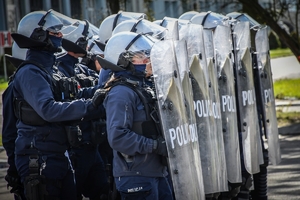Policyjni jeźdźcy na koniach podczas przygotowań do atestacji na placu Oddziału Prewencji Policji w Rzeszowie