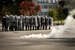 Policyjni jeźdźcy na koniach podczas przygotowań do atestacji na placu Oddziału Prewencji Policji w Rzeszowie