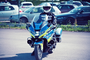 Funkcjonariusz na motocyklu