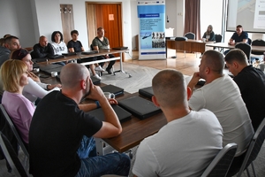 Uczestnicy warsztatów - policyjni negocjatorzy w cywilnych ubraniach, podczas realizowanych warsztatów