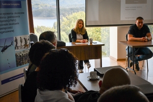 Uczestnicy warsztatów - policyjni negocjatorzy w cywilnych ubraniach, podczas realizowanych warsztatów