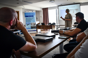 Uczestnicy warsztatów - policyjni negocjatorzy w cywilnych ubraniach, podczas realizowanych warsztatów