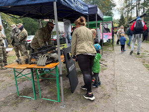 Policjanci i uczestnicy pikniku oraz biegu charytatywnego