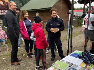 Policjanci i uczestnicy pikniku oraz biegu charytatywnego