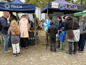 Policjanci i uczestnicy pikniku oraz biegu charytatywnego