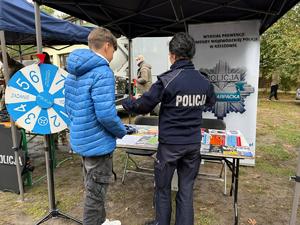 Policjanci i uczestnicy pikniku oraz biegu charytatywnego