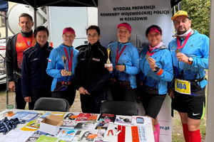 Policjanci i uczestnicy biegu