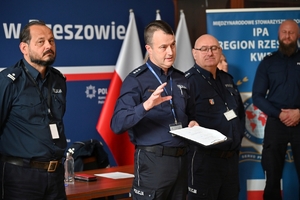 Policjanci służby dyżurnej podczas konkursu w auli Komendy Wojewódzkiej Policji w Rzeszowie