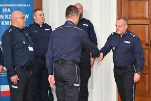 Policjanci służby dyżurnej podczas konkursu w auli Komendy Wojewódzkiej Policji w Rzeszowie