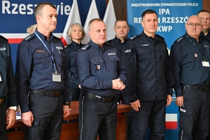 Policjanci służby dyżurnej podczas konkursu w auli Komendy Wojewódzkiej Policji w Rzeszowie