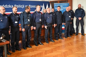 Policjanci służby dyżurnej podczas konkursu w auli Komendy Wojewódzkiej Policji w Rzeszowie