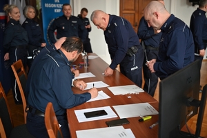 Policjanci służby dyżurnej podczas konkursu w auli Komendy Wojewódzkiej Policji w Rzeszowie