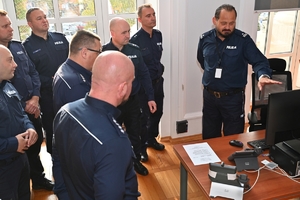 Policjanci służby dyżurnej podczas konkursu w auli Komendy Wojewódzkiej Policji w Rzeszowie