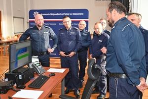 Policjanci służby dyżurnej podczas konkursu w auli Komendy Wojewódzkiej Policji w Rzeszowie