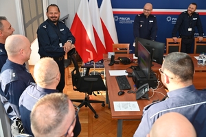 Policjanci służby dyżurnej podczas konkursu w auli Komendy Wojewódzkiej Policji w Rzeszowie