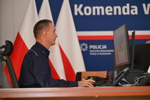 Policjanci służby dyżurnej podczas konkursu w auli Komendy Wojewódzkiej Policji w Rzeszowie
