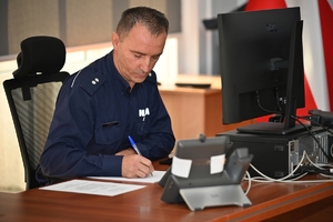 Policjanci służby dyżurnej podczas konkursu w auli Komendy Wojewódzkiej Policji w Rzeszowie