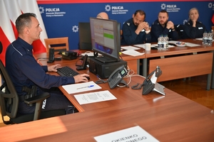 Policjanci służby dyżurnej podczas konkursu w auli Komendy Wojewódzkiej Policji w Rzeszowie