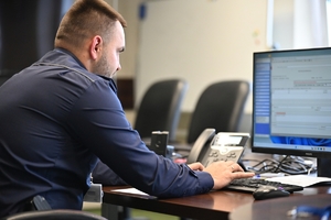 Policjanci służby dyżurnej podczas konkursu w auli Komendy Wojewódzkiej Policji w Rzeszowie