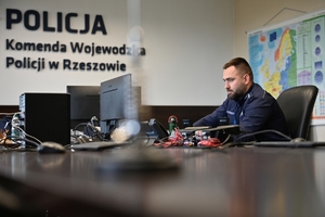 Policjanci służby dyżurnej podczas konkursu w auli Komendy Wojewódzkiej Policji w Rzeszowie