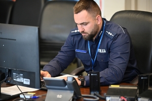 Policjanci służby dyżurnej podczas konkursu w auli Komendy Wojewódzkiej Policji w Rzeszowie