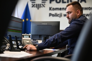 Policjanci służby dyżurnej podczas konkursu w auli Komendy Wojewódzkiej Policji w Rzeszowie