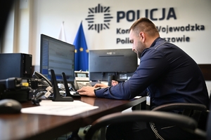 Policjanci służby dyżurnej podczas konkursu w auli Komendy Wojewódzkiej Policji w Rzeszowie