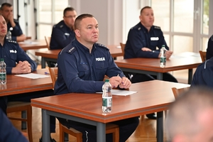 Policjanci służby dyżurnej podczas konkursu w auli Komendy Wojewódzkiej Policji w Rzeszowie