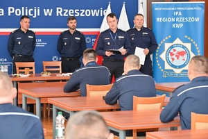 Policjanci służby dyżurnej podczas konkursu w auli Komendy Wojewódzkiej Policji w Rzeszowie