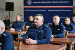 Policjanci służby dyżurnej podczas konkursu w auli Komendy Wojewódzkiej Policji w Rzeszowie