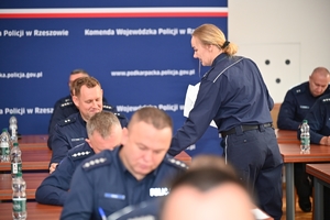 Policjanci służby dyżurnej podczas konkursu w auli Komendy Wojewódzkiej Policji w Rzeszowie