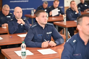 Policjanci służby dyżurnej podczas konkursu w auli Komendy Wojewódzkiej Policji w Rzeszowie